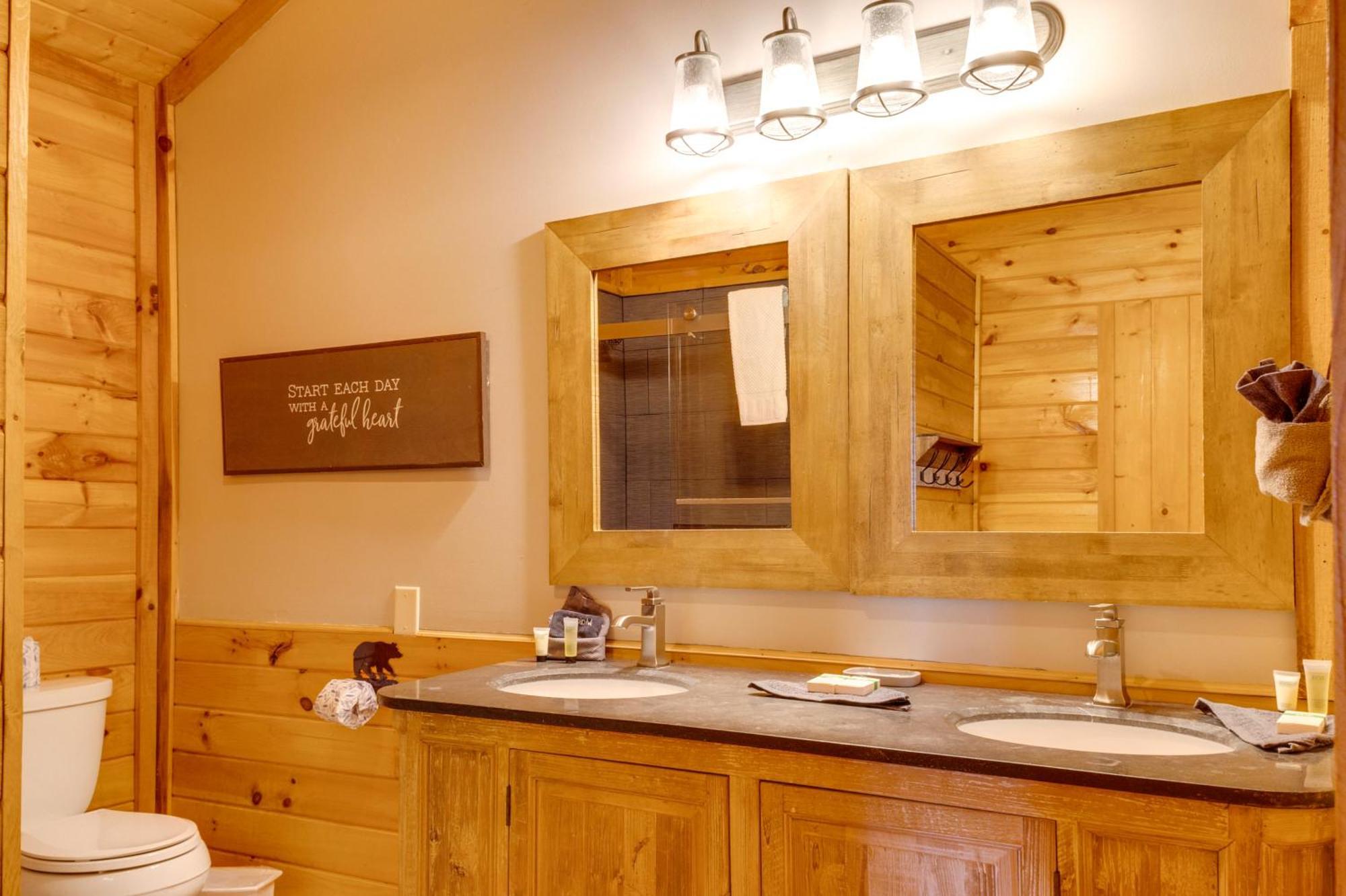 Spacious Gatlinburg Cabin With Hot Tub And Game Room! Εξωτερικό φωτογραφία